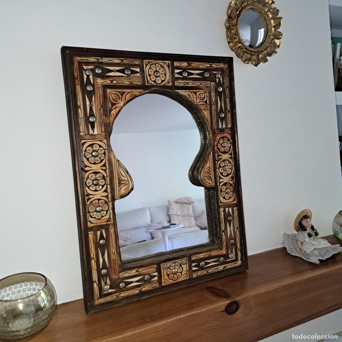 Vintage: ESPEJO ARTESANAL MARROQU&Iacute; - MARCO MADERA - INCRUSTACIONES EN HUESO Y ARCO MET&Aacute;LICO MORUNO