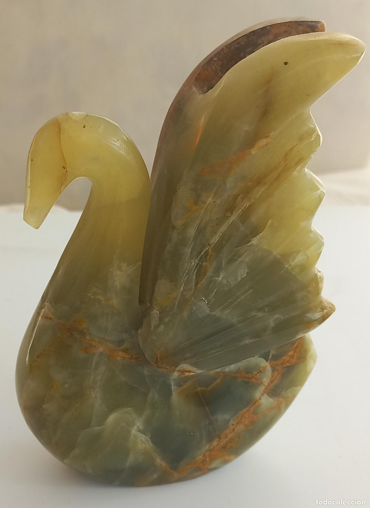 Vintage: Figura de cisne tallado en piedra onix verde y marr&oacute;n. 13,5 cm