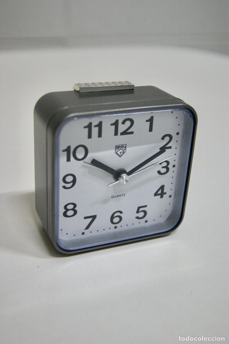 Vintage: Reloj despertador gris plata