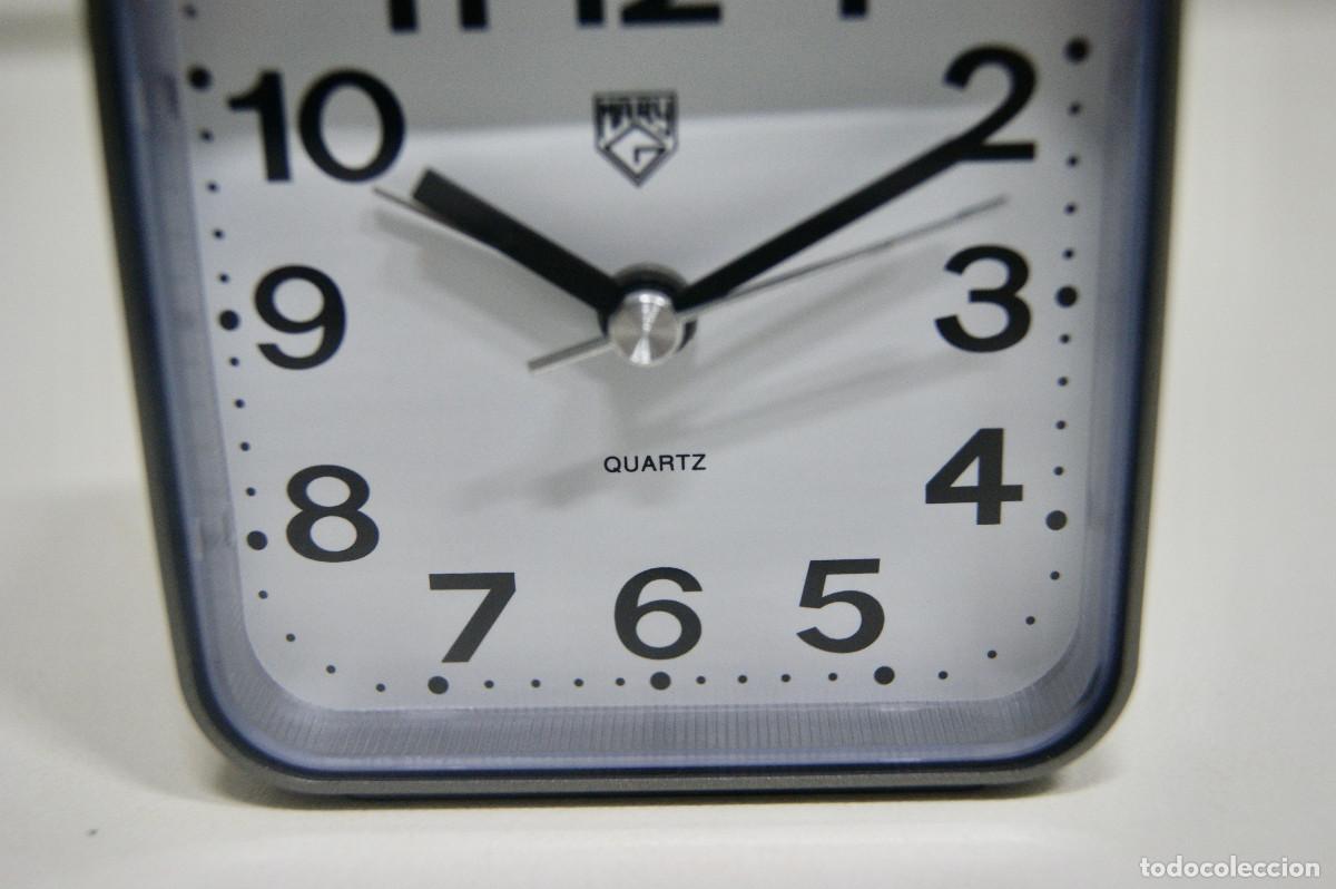 Vintage: Reloj despertador gris plata - Foto 5