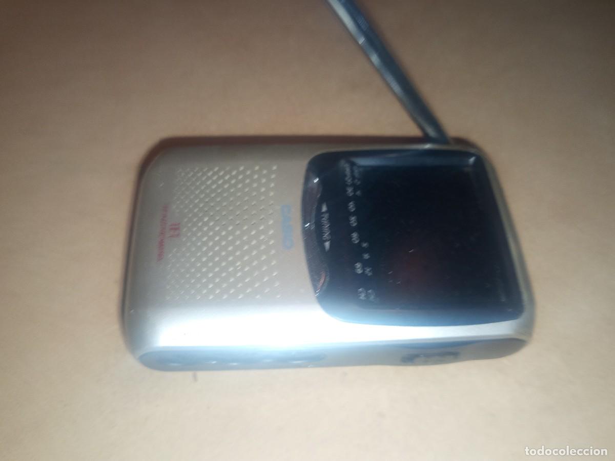 Vintage: Antiguo art&iacute;culo de colecci&oacute;n televisor port&aacute;til anal&oacute;gico de bolsillo de la marca Casio.