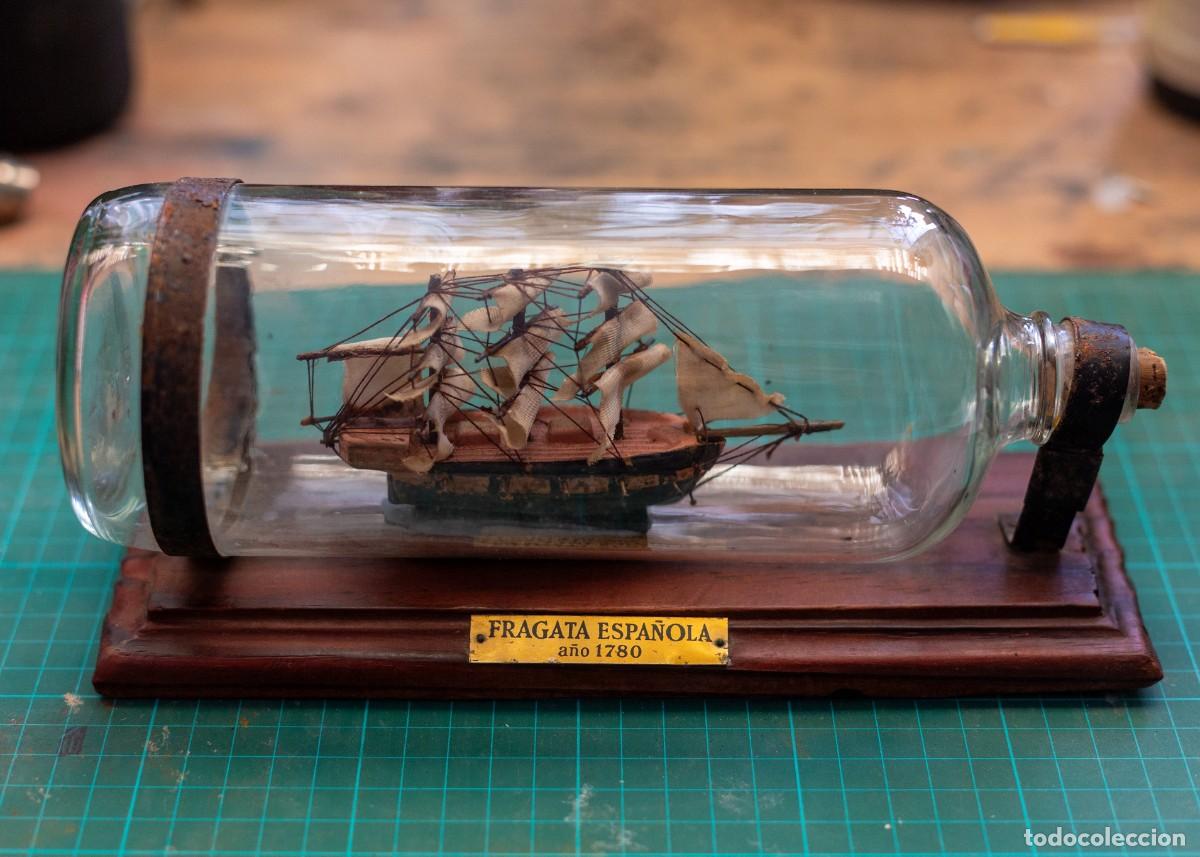 Vintage: Botella vintage a&ntilde;os 70 con maqueta de barco dentro. FRAGATA ESPA&Ntilde;OLA a&ntilde;o 1780.