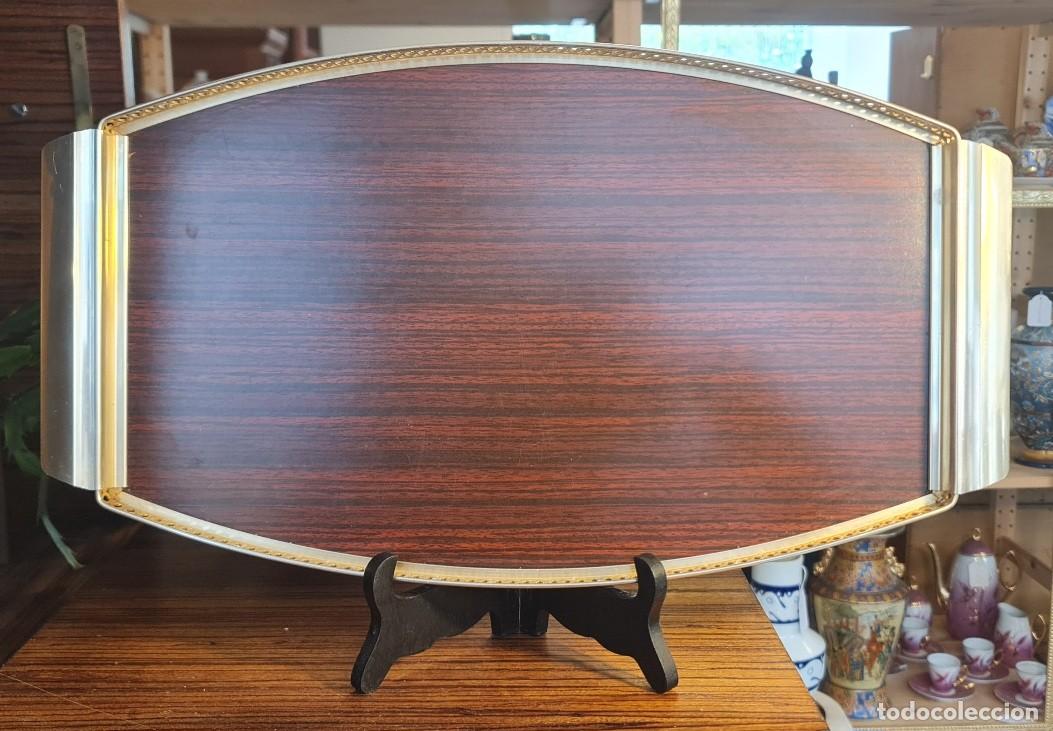 Vintage: Bandeja de servicio vintage MB Italia, dise&ntilde;o Mid-Century italiano en lat&oacute;n calado, madera y metal