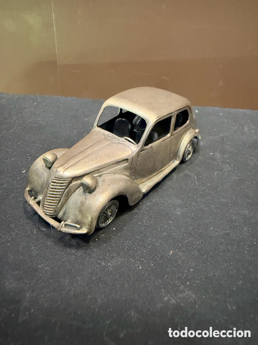 Vintage: Coche antiguo Fiat 1100 E plata de ley