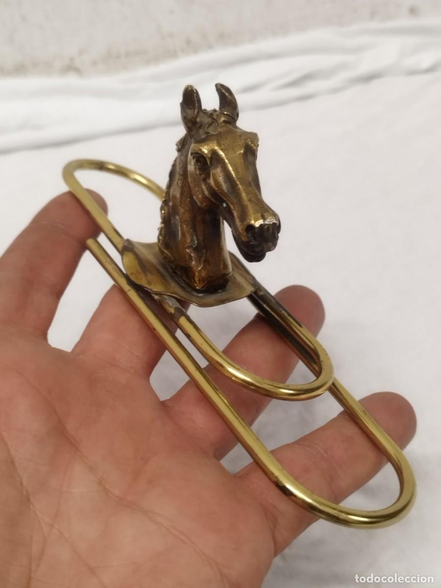Vintage: Antiguo gran sujetapapeles o marcap&aacute;ginas vintage de metal dorado con aplique forma cabeza caballo.