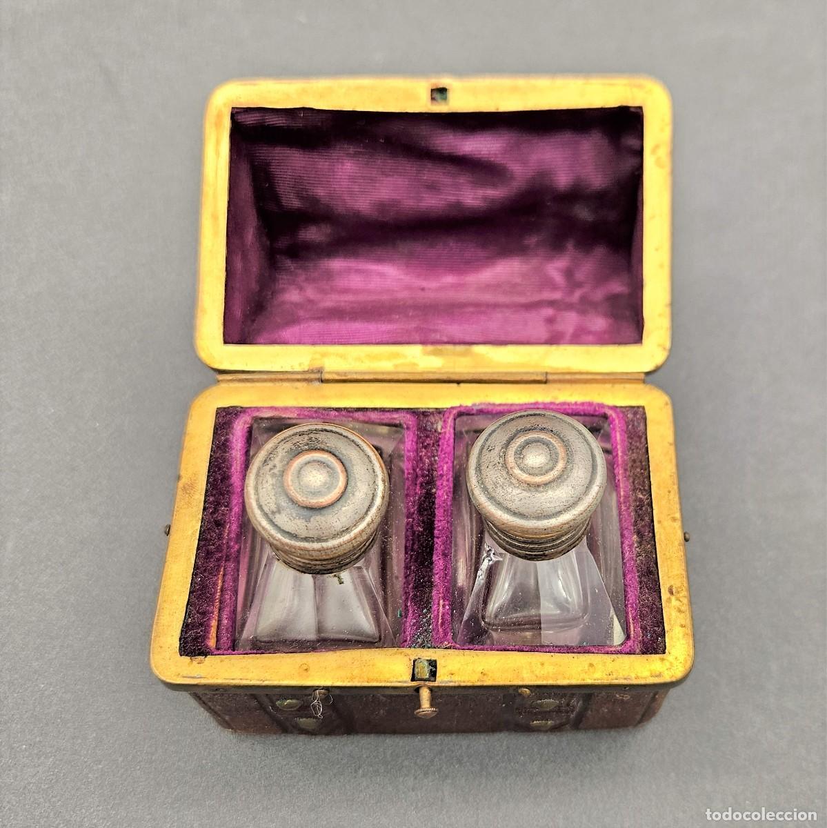 Vintage: Juego de viaje con estuche forrado en cuero y frascos de perfume antiguos. 1850 - 1890