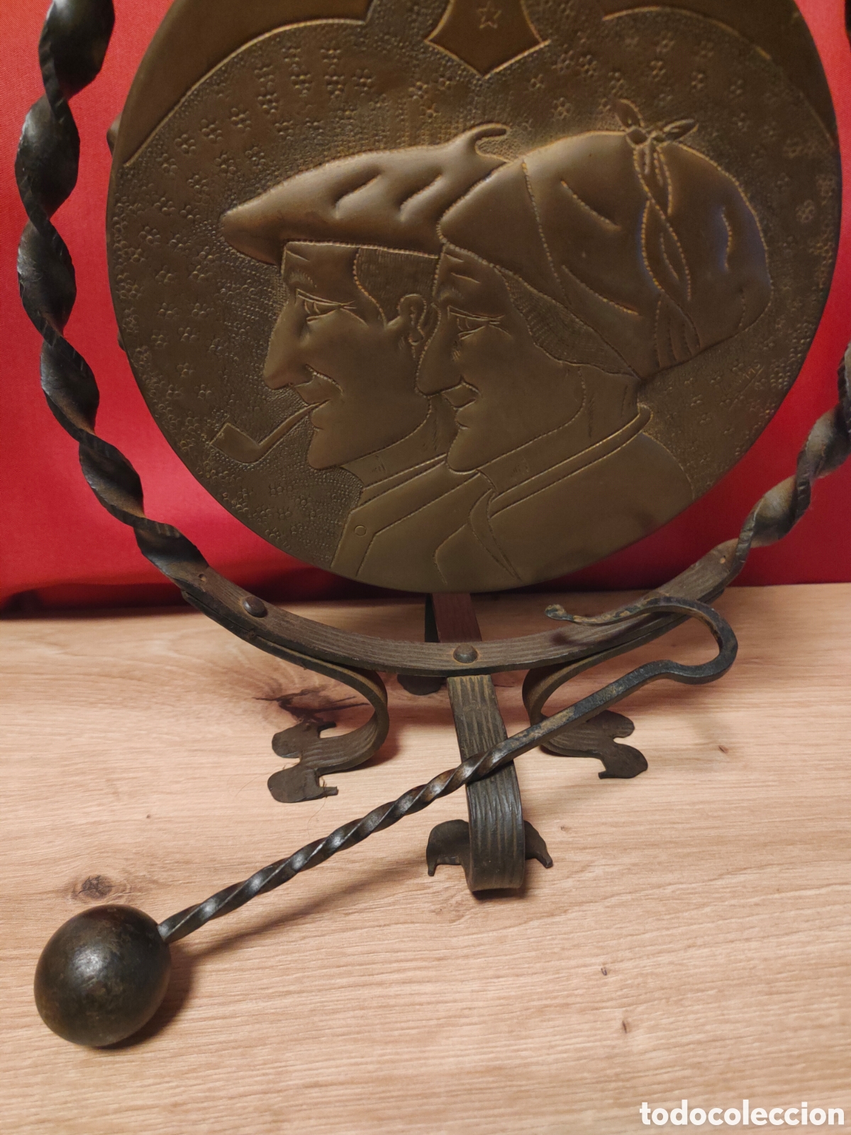 Vintage: Antiguo Gong de Mesa Vasco &rdquo;Caddet & Ninete&rdquo;. Cobre Repujado y Hierro Forjado. Circa 1950