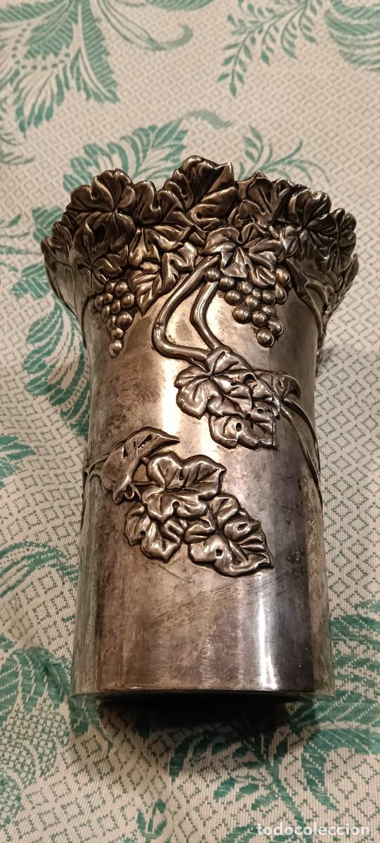 Vintage: CAMISA ENFRIADORA / DECORATIVA PARA BOTELLAS DE VINO O CAVA - METAL PLATEADO - RELIEVES UVAS Y HOJAS