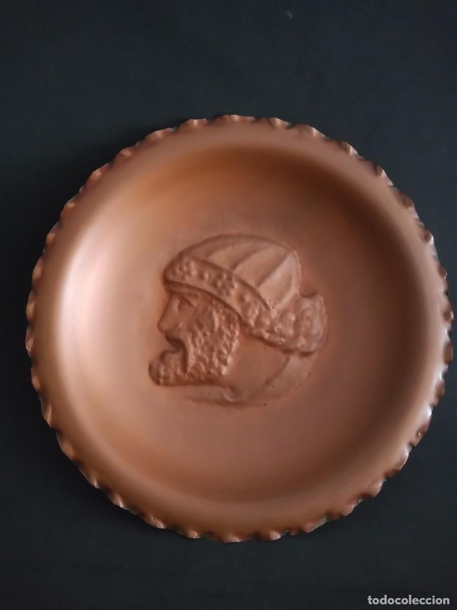 Vintage: PLATO PARED TERRACOTA RELIEVE CABEZA GUERRERO 29.4 CM