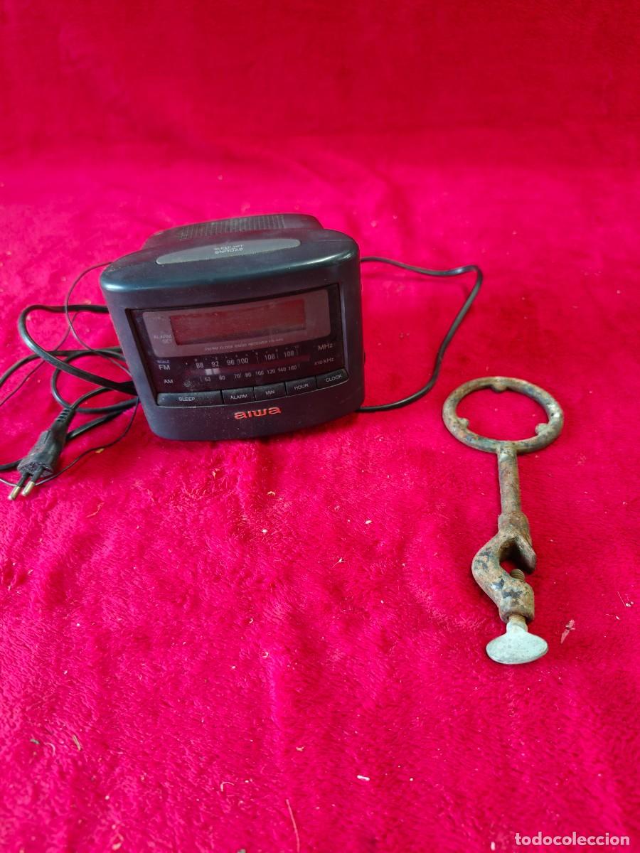 Vintage: Radio despertador, aiwa, funciona , y hierro para laboratorio.