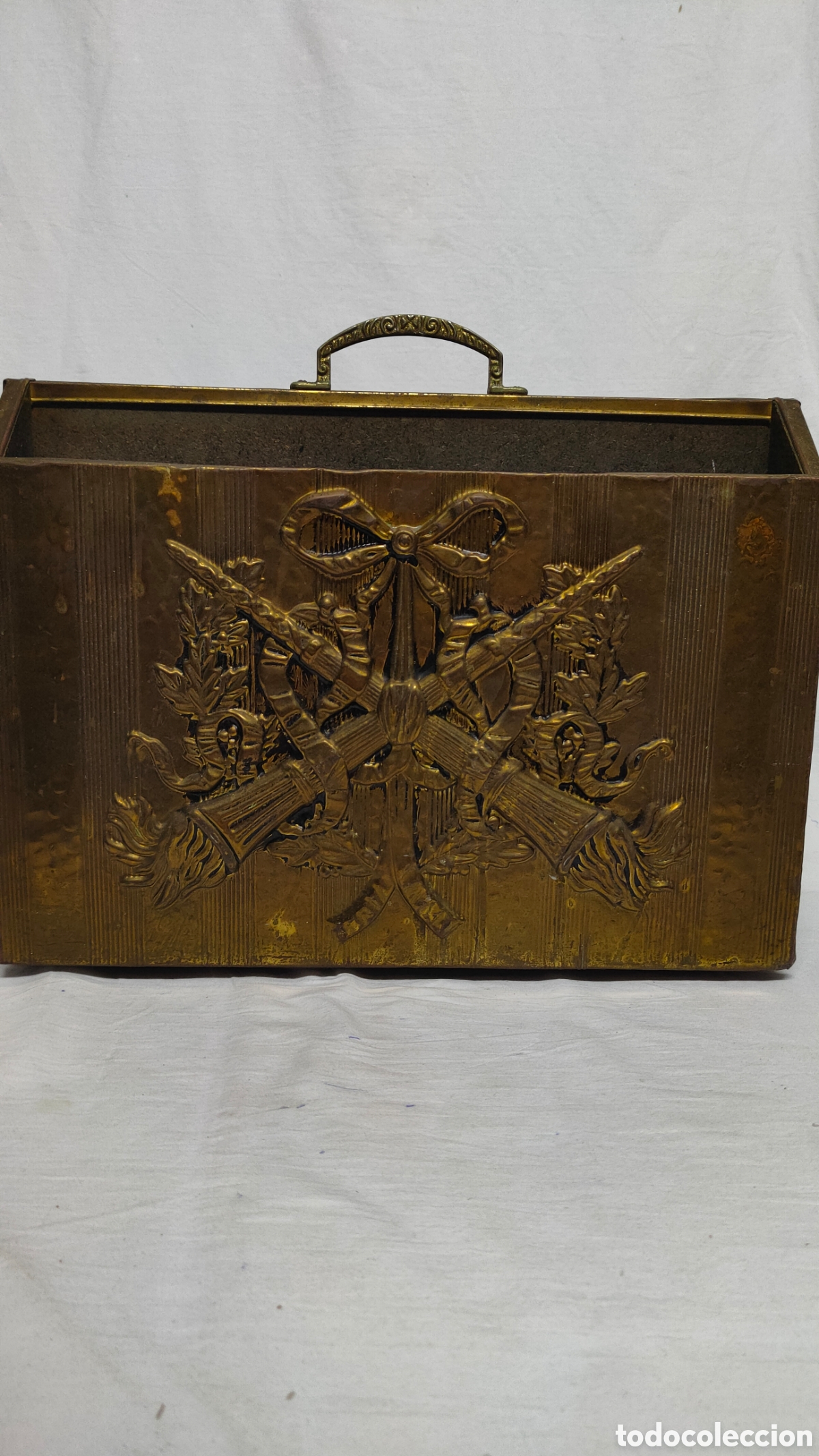 Vintage: REVISTERO DE MADERA Y LATON REPUJADO.MEDIADOS S.XX