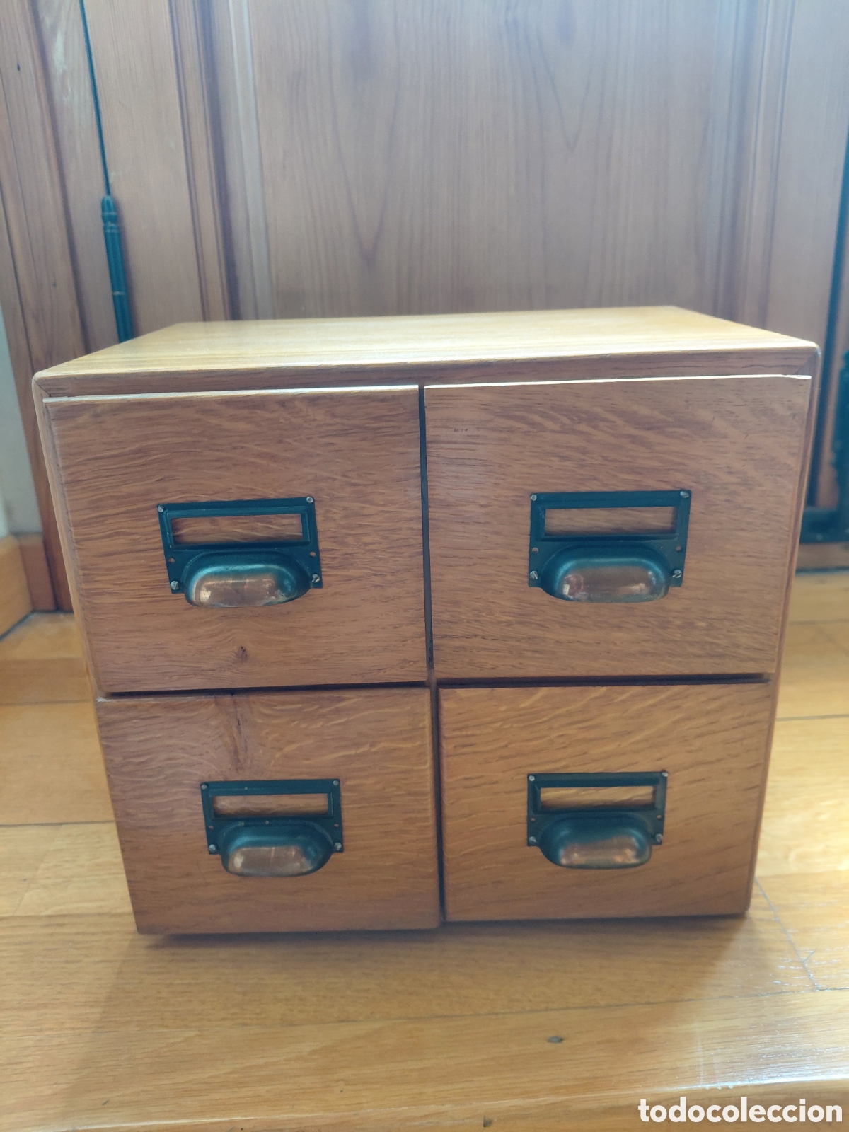 Vintage: Peque&ntilde;o archivador de sobremesa de cuatro cajones en madera de casta&ntilde;o