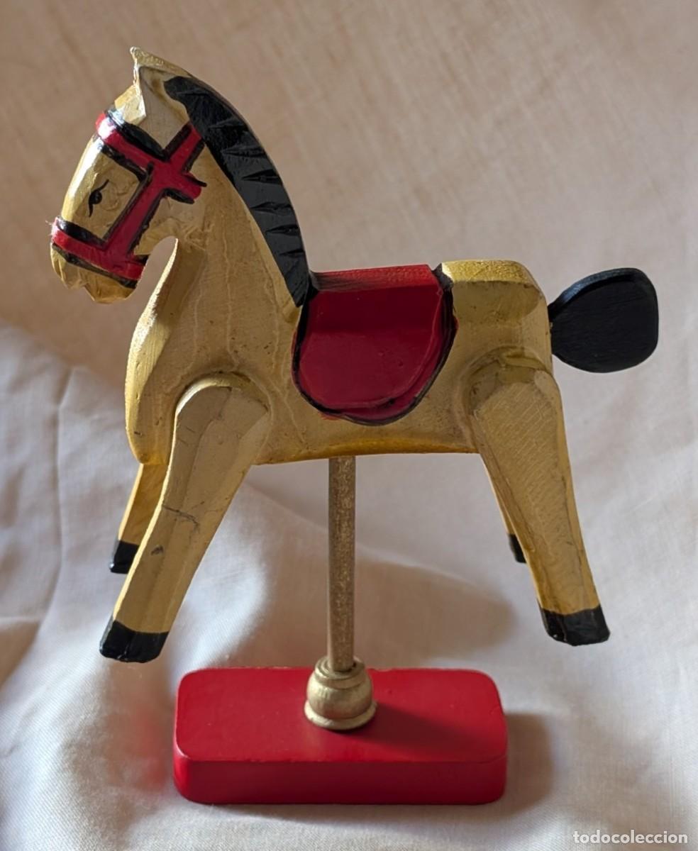 Vintage: Caballo de carrusel en madera policromada con soporte met&aacute;lico dorado &ndash; Miniatura decorativa vintage