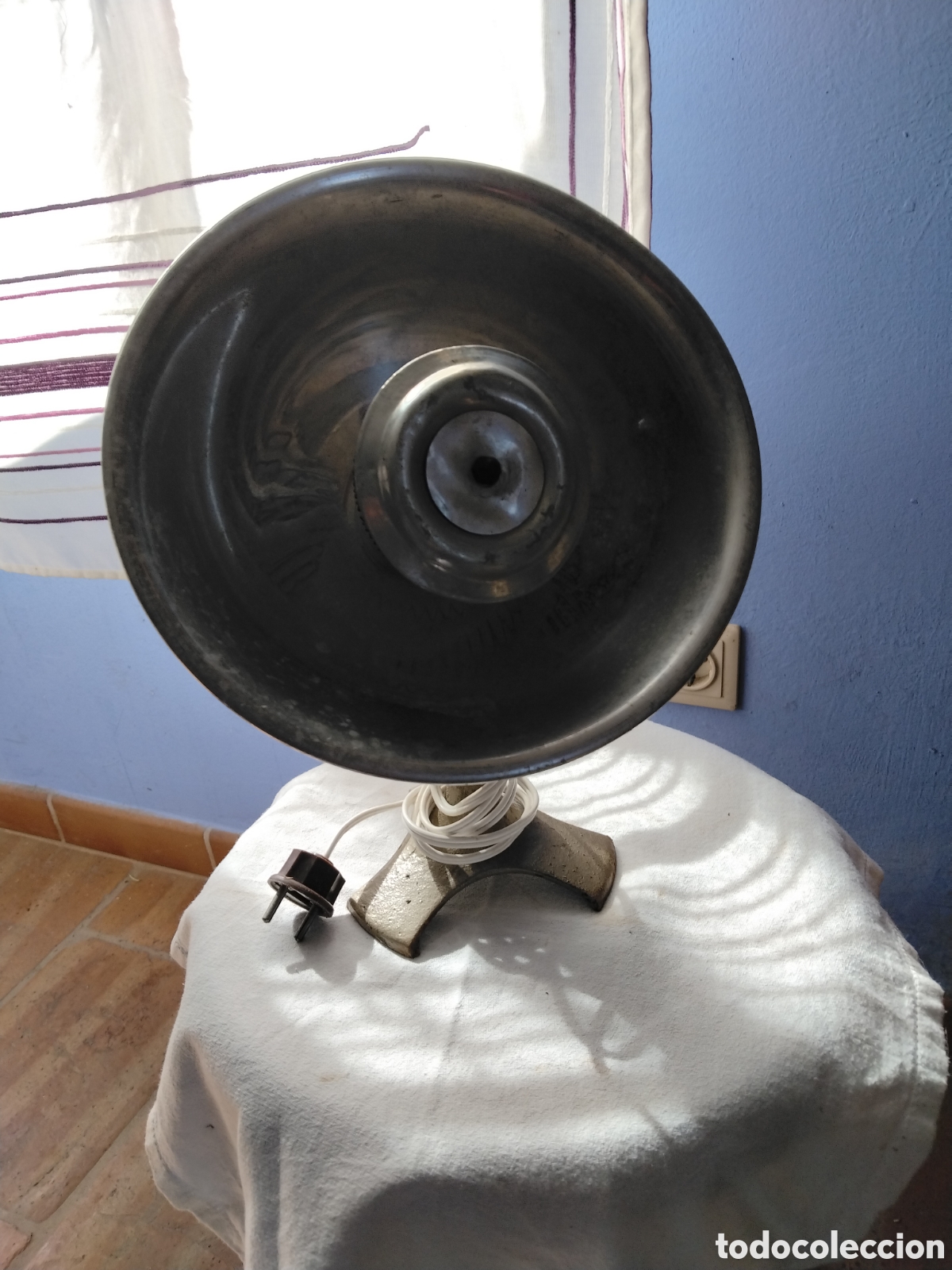 Vintage: Estufa vintage parab&oacute;lica. Pie de fundici&oacute;n.