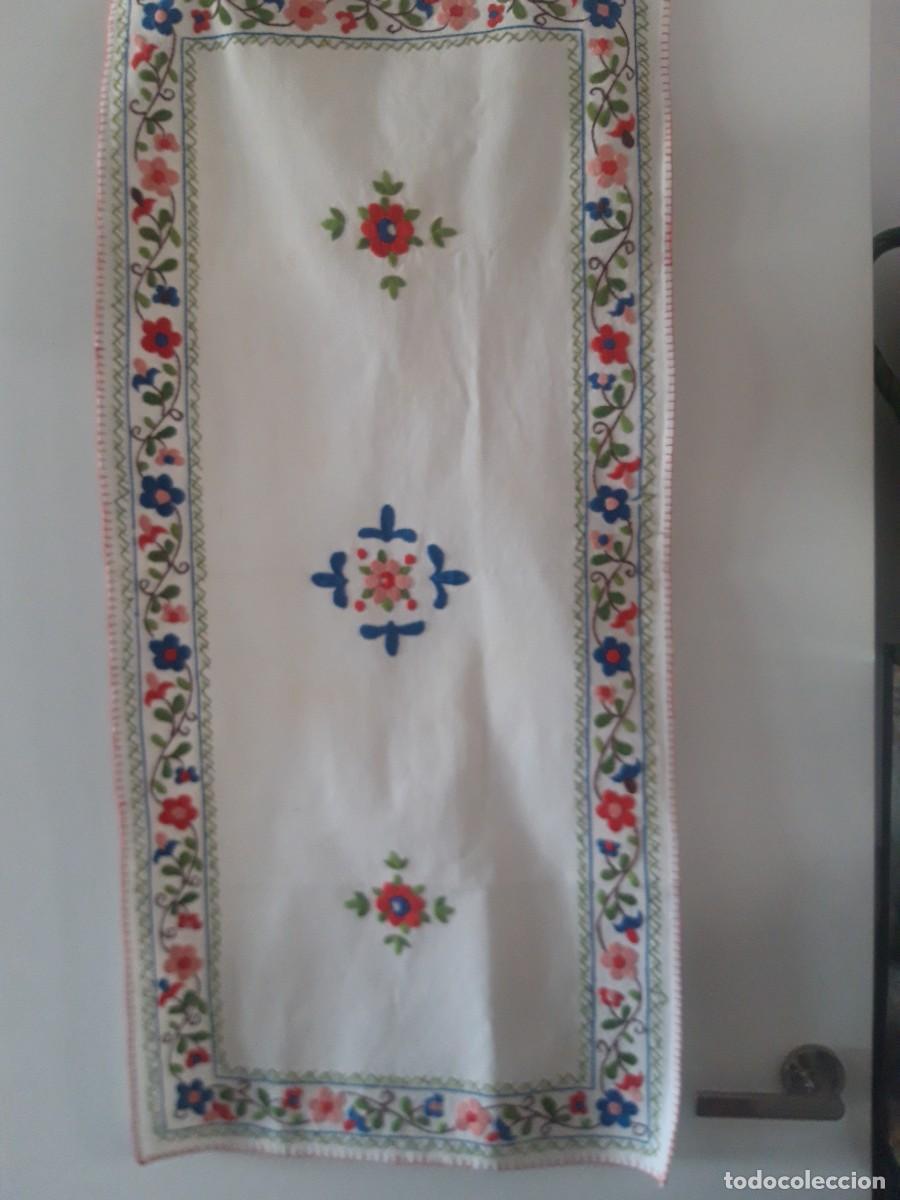 Vintage: Camino de mesa, bordado de lagartera. - Foto 1