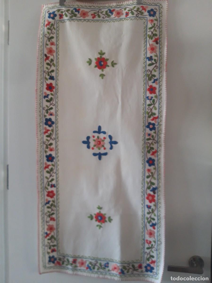 Vintage: Camino de mesa, bordado de lagartera. - Foto 2