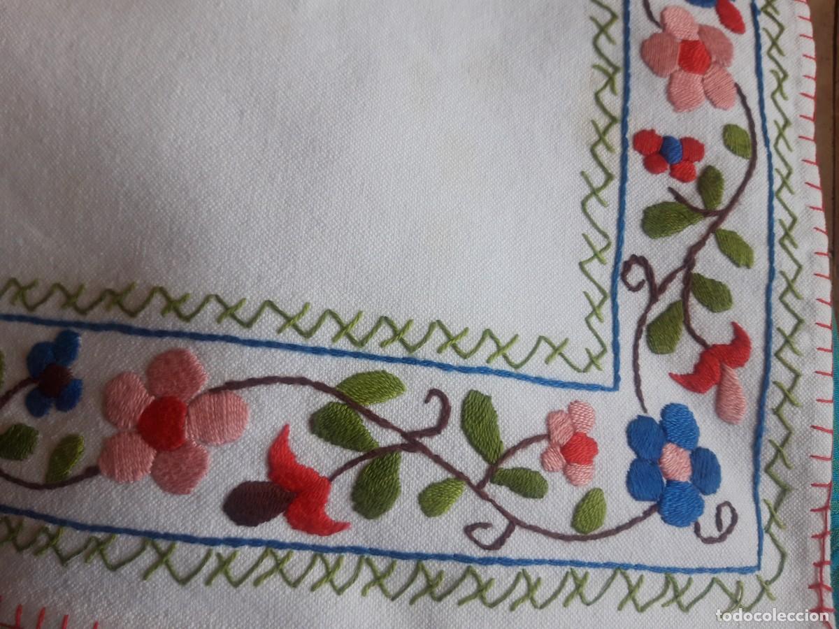 Vintage: Camino de mesa, bordado de lagartera. - Foto 5