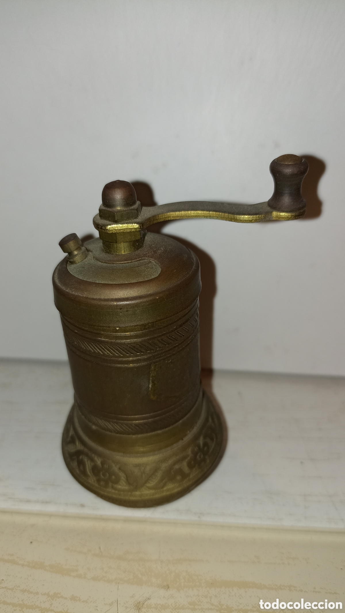 Vintage: Antiguo Molinillo de Pimienta / Especias / Caf&eacute; Turco en Lat&oacute;n Grabado - Estilo Oriental Vintage