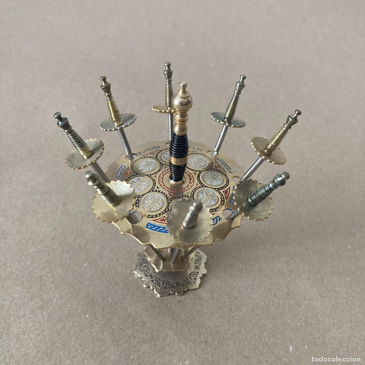 Vintage: PALILLERO SOPORTE CON PALILLOS ESPADA SABLE MET&Aacute;LICO