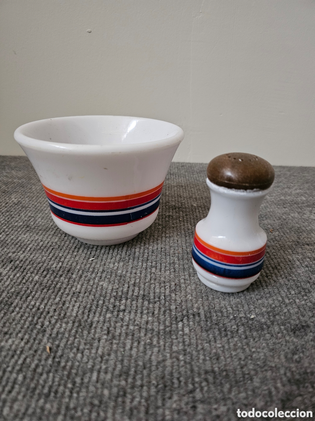 Vintage: Conjunto de mortero y salero de pl&aacute;stico, vintage a&ntilde;os 70