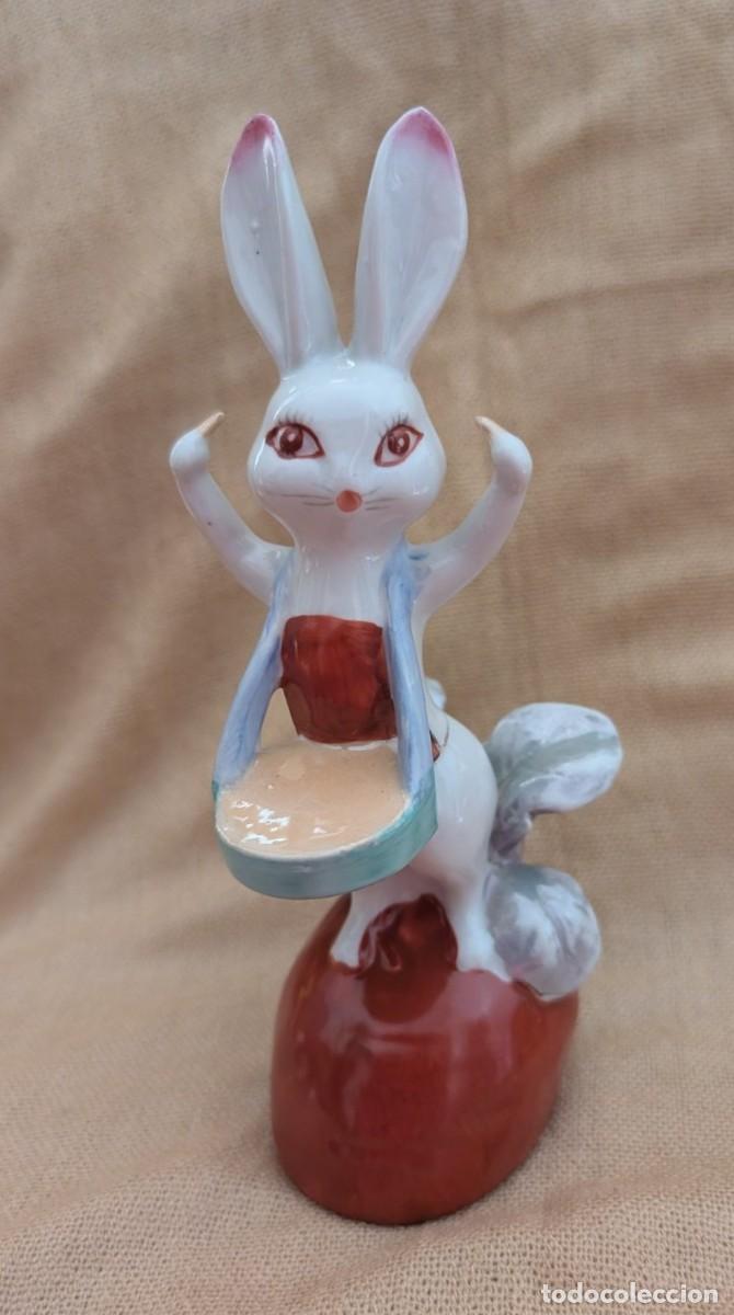 Vintage: FIGURA VINTAGE CHINA DE PORCELANA CONEJO SOBRE FRUTO &ndash; MADE IN CHINA &ndash; 19 CM