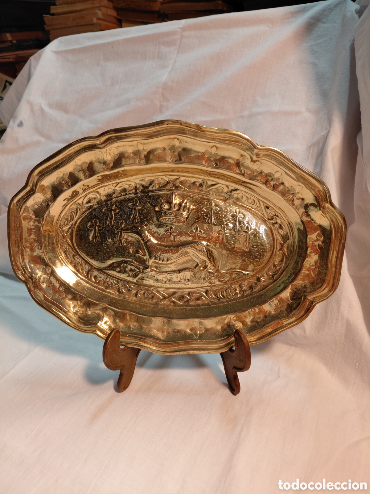Vintage: BONITA BANDEJA DE METAL DORADO DE LA CASA VALENTI.LLEVA ETIQUETA CON EL SOPORTE DE BRONCE
