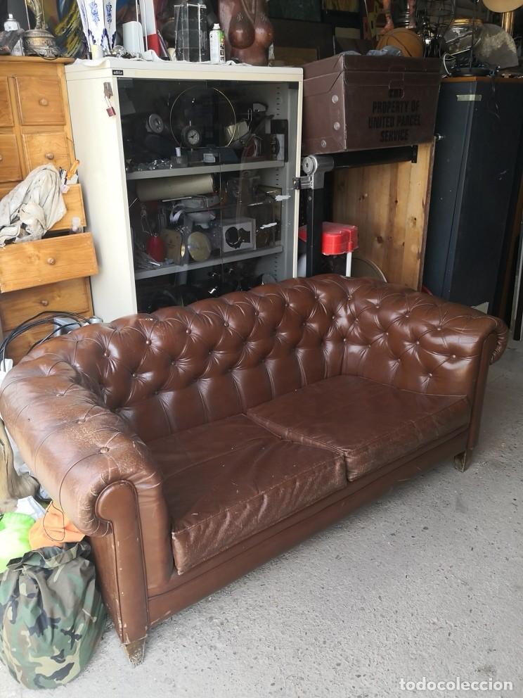 Vintage: Sof&aacute; 2 plazas chesterfield polipiel color marr&oacute;n, medida 160X80 cms. altura 65 cm. botonera bien