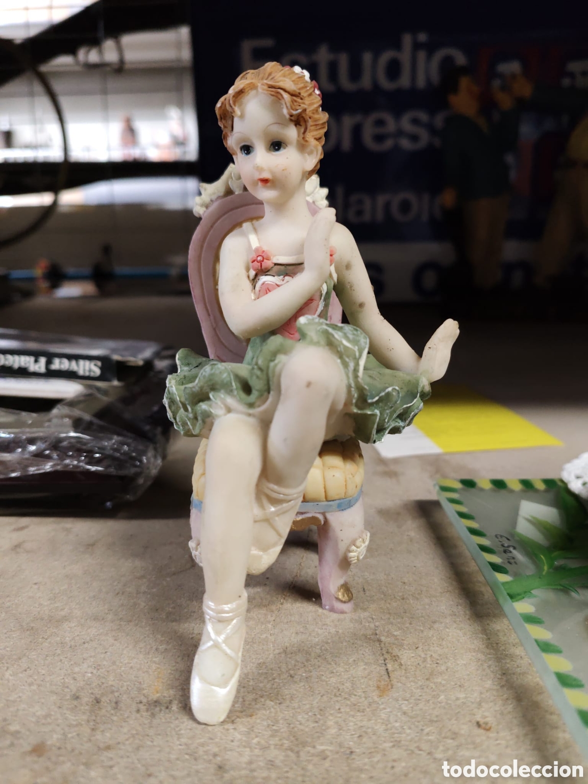 Vintage: Figura de porcelana de un bailarina sentada .