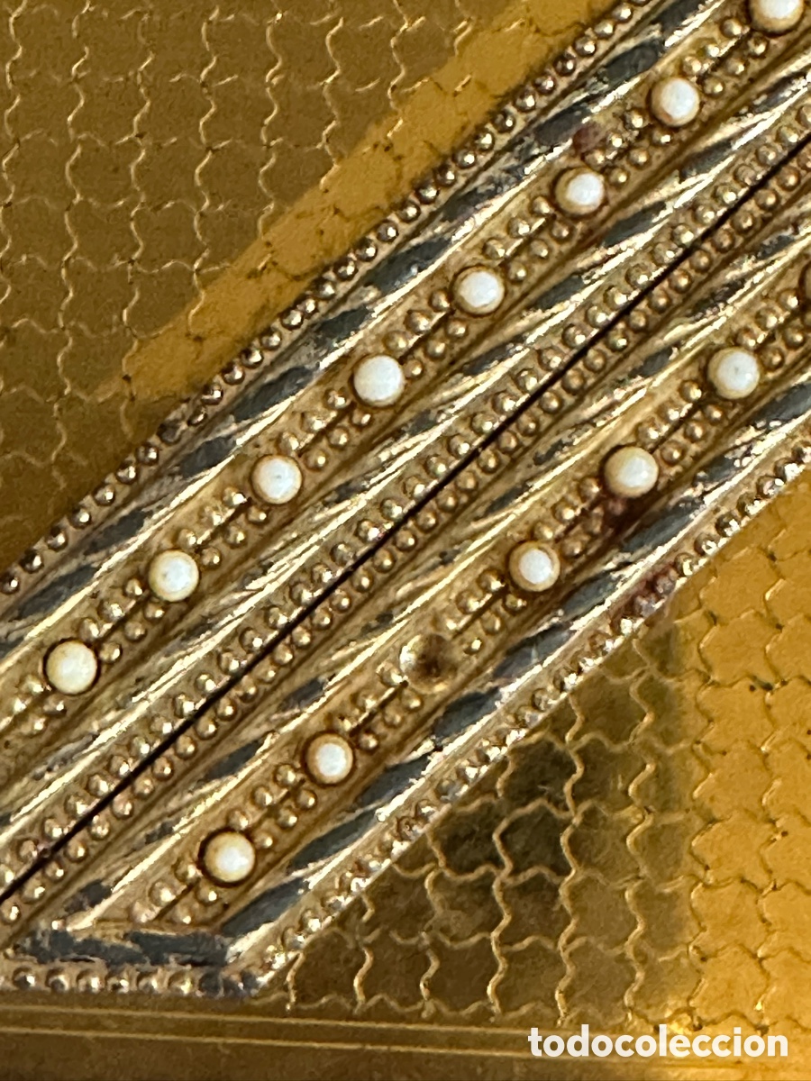 Vintage: Polvera de Lat&oacute;n Dorado con Aplique Geom&eacute;trico e Incrustaciones - Foto 3