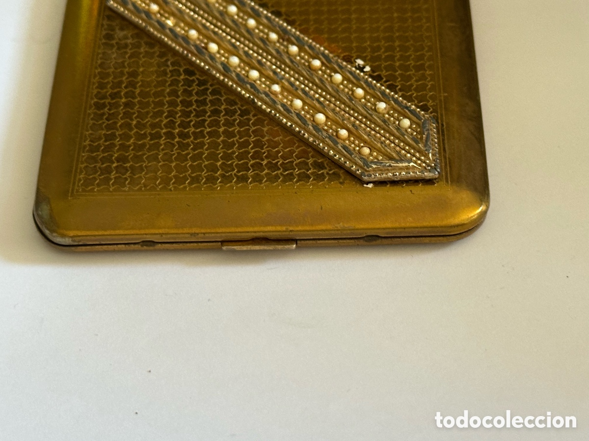 Vintage: Polvera de Lat&oacute;n Dorado con Aplique Geom&eacute;trico e Incrustaciones - Foto 6