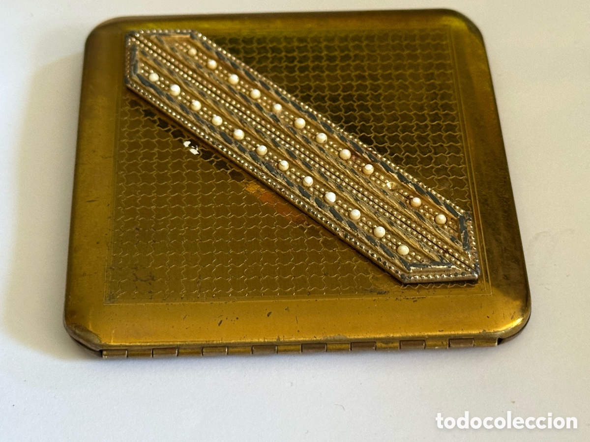 Vintage: Polvera de Lat&oacute;n Dorado con Aplique Geom&eacute;trico e Incrustaciones - Foto 8