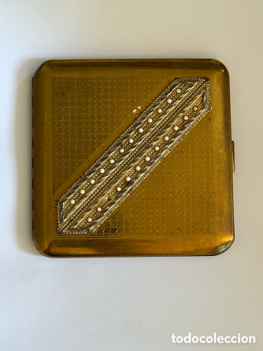 Vintage: Polvera de Lat&oacute;n Dorado con Aplique Geom&eacute;trico e Incrustaciones