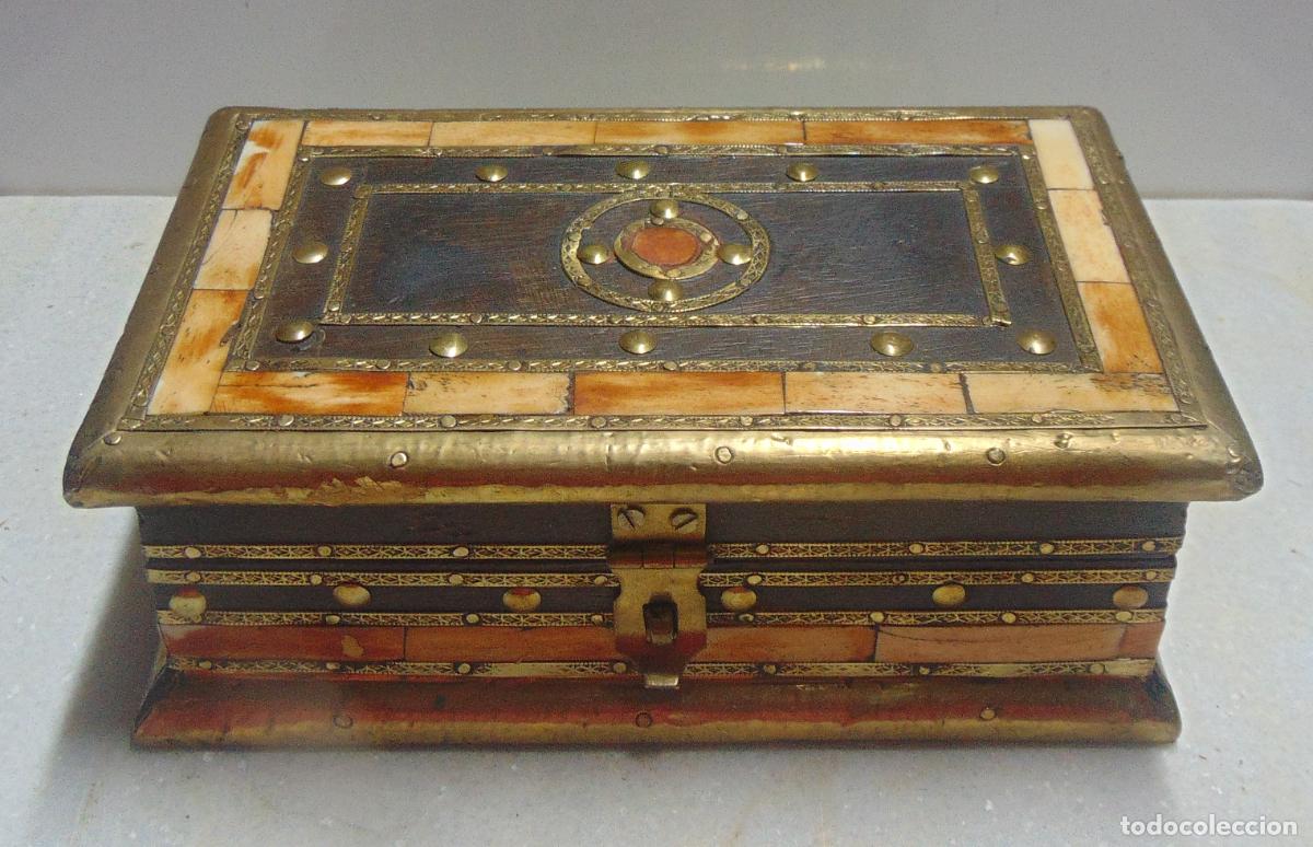 Vintage: CAJA DECORATIVA DE MADERA CON LLAMATIVOS BORDES, 9,5x7,5CM