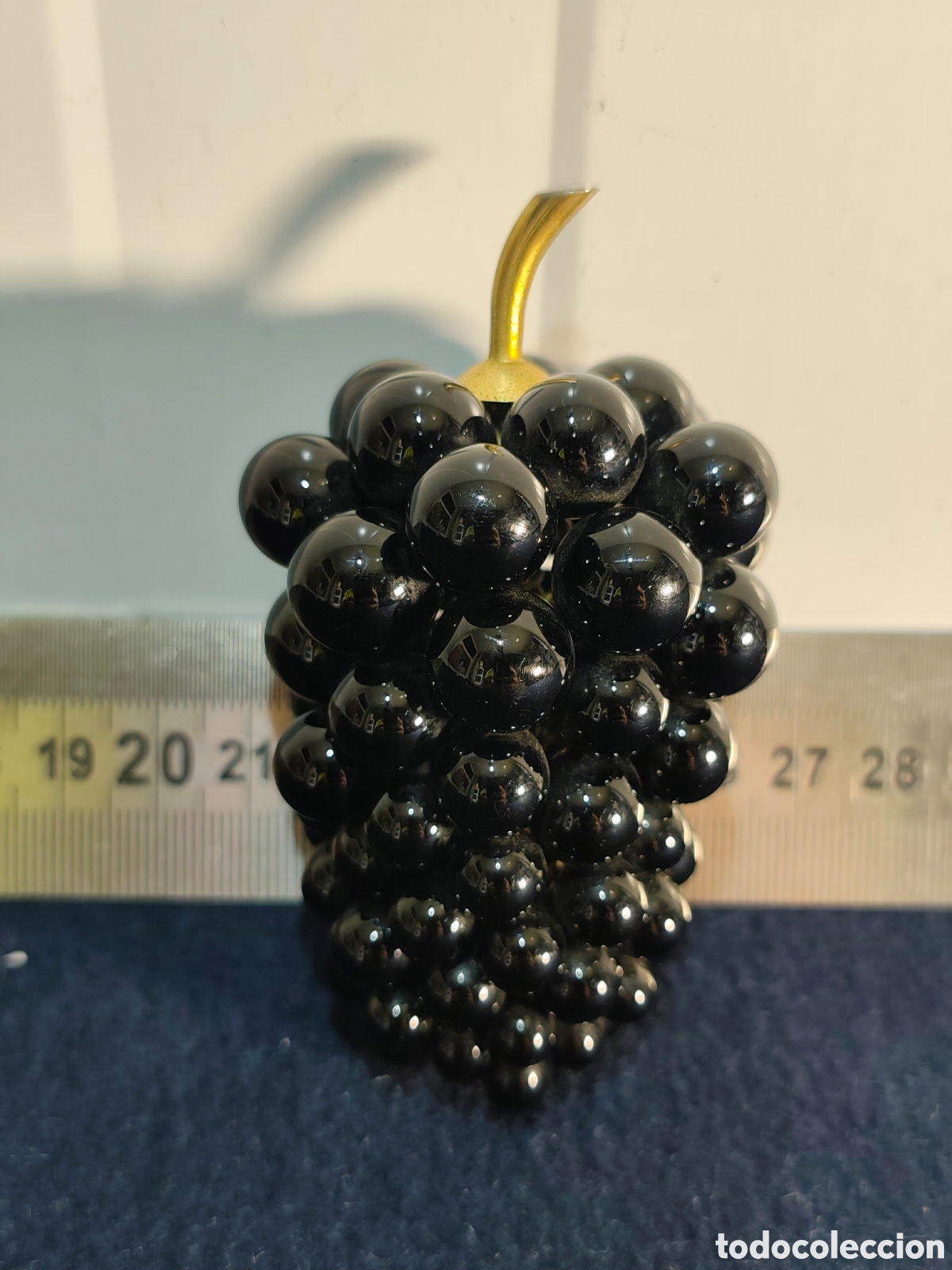 Vintage: Racimo de Uvas Decorativo Vintage &ndash; Cristal / Acr&iacute;lico Negro y Rabito Dorado (A&ntilde;os 60-70)