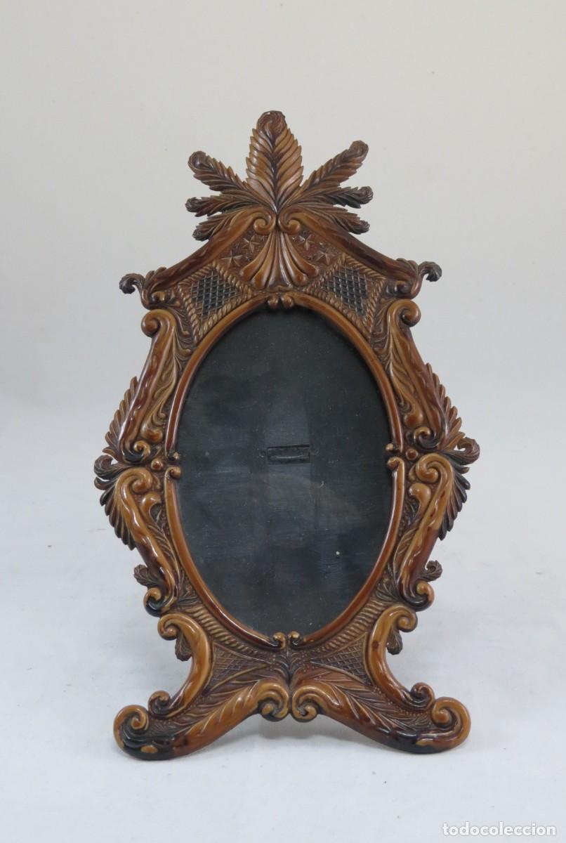 Vintage: Moldura em pl&aacute;stico duro decorada com flores; Circa - anos 50; Altura &ndash; 27cm; Frente 14cm;