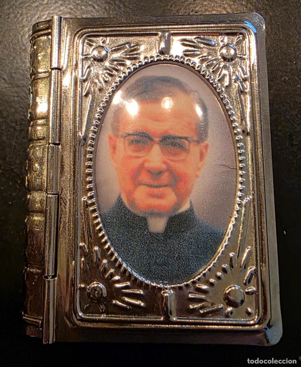 Vintage: Mini Biblia devocional vintage en estuche met&aacute;lico plateado con cruz y retrato de sacerdote