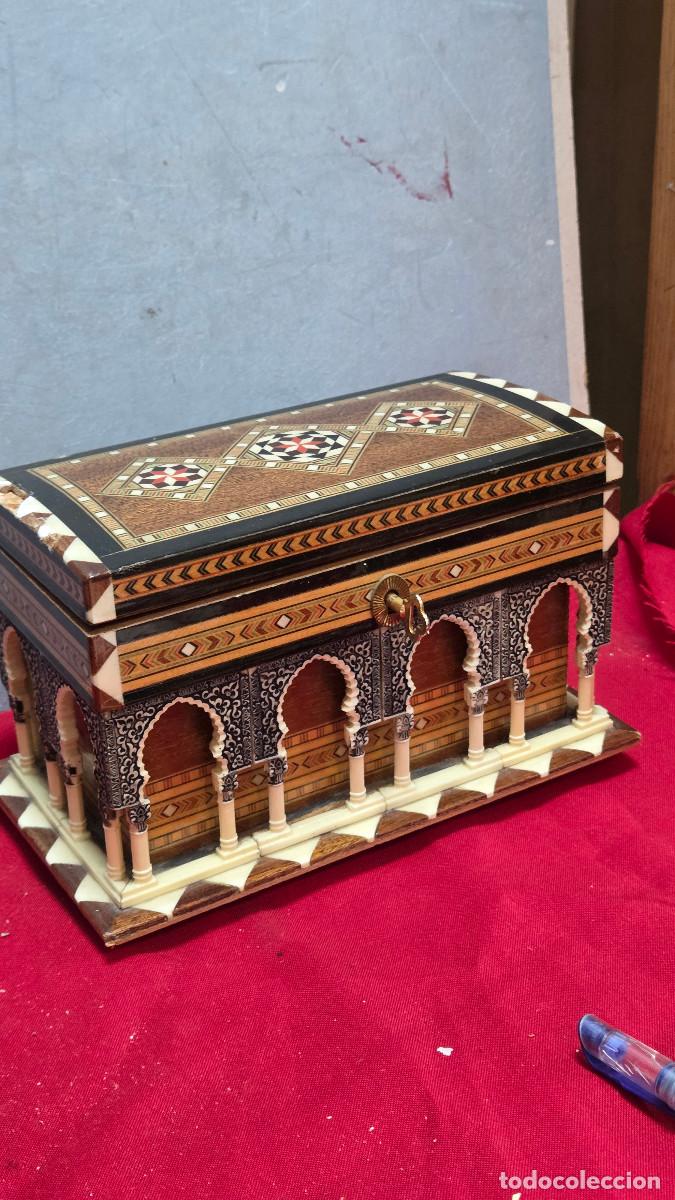 Vintage: caja musica antigua con hueso y marqueteria