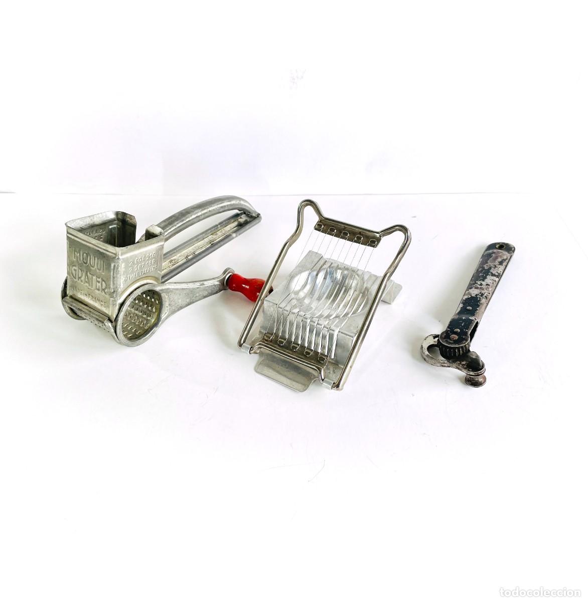 Vintage: LOTE VINTAGE DE COCINA ABRELATAS RALLADOR CORTADOR Y PLATO UTENSILIOS RETRO