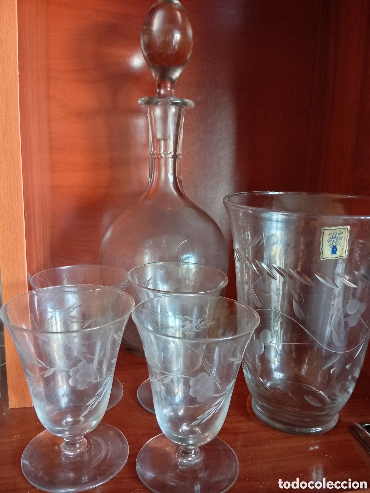 Vintage: Juego de botella para licor, florero y cuatro copas de cristal de decorado
