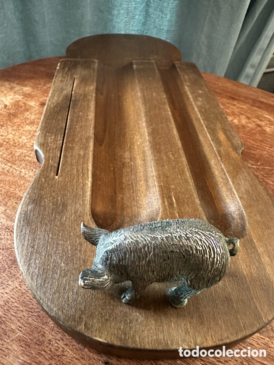 Vintage: Antigua tabla / bandeja acanalada en madera noble con figura de jabal&iacute; en bronce. 42x16 cm