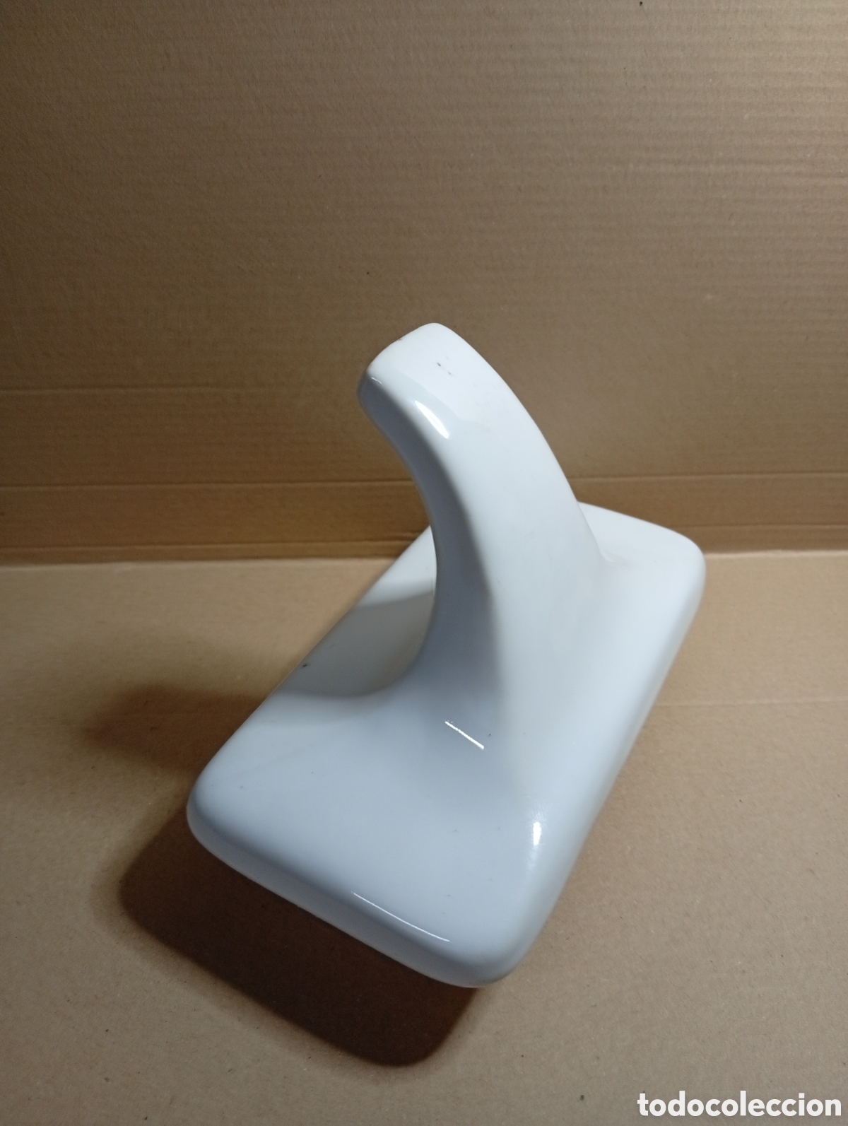 Vintage: Colgador de ceramica sanitaria para lavabo