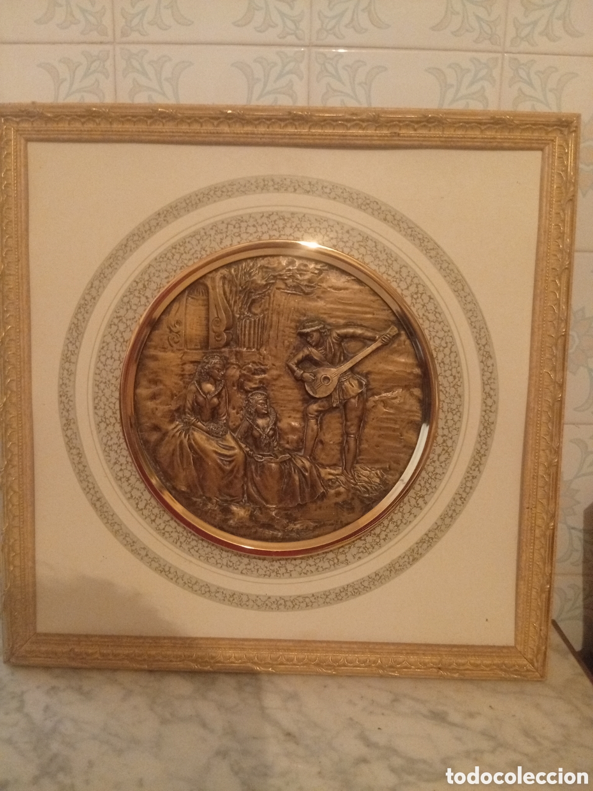 Vintage: Cuadro decorativo en relieve metal &ndash; Escena galante trovador y damas (S. XX)