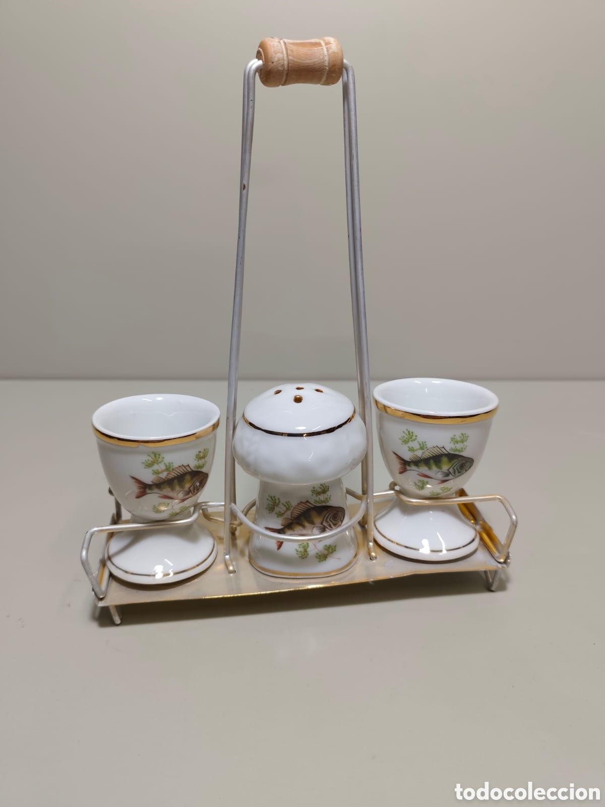 Vintage: Juego de salero y hueveros de cer&aacute;mica con soporte de aluminio.