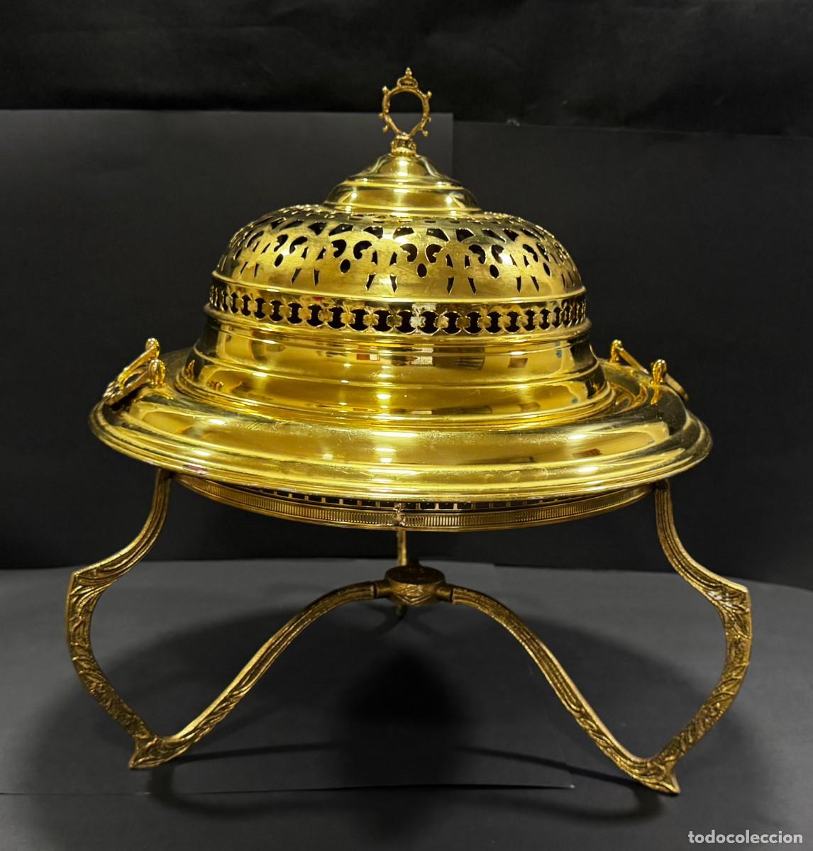 Vintage: Brasero de lat&oacute;n dorado con alambrera calada, tr&iacute;pode y badila de estilo &aacute;rabe. 50 cm