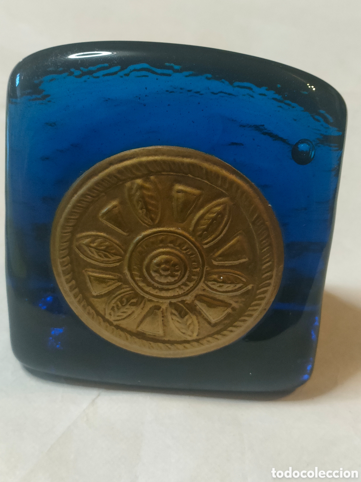 Vintage: Pisapapeles de vidrio soplado artesanal azul cobalto y medall&oacute;n met&aacute;lico de sol bronce/lat&oacute;n