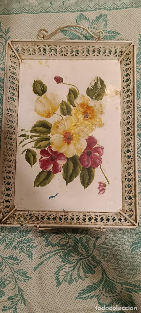 Vintage: ANTIGUA BANDEJA VINTAGE DE CHAPA ESMALTADA PINTADA A MANO CON BORDE CALADO