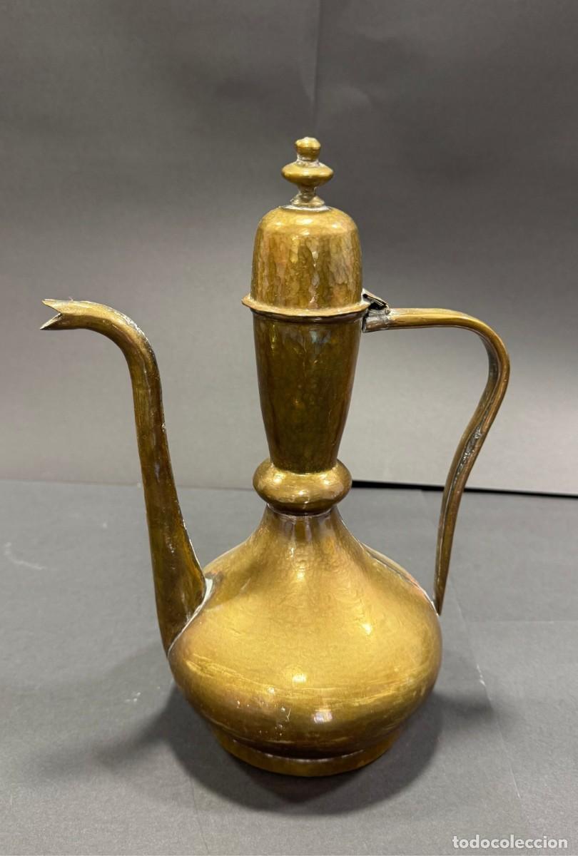 Vintage: Jarra oriental tipo aftaba o aguamanil en metal dorado con tapa y pico largo