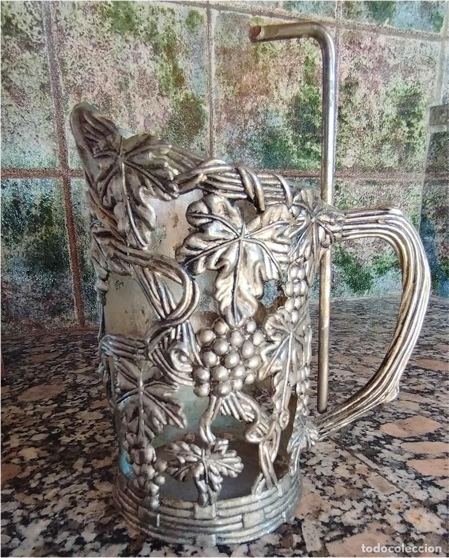 Vintage: ANTIGUA JARRA PARA BOTELLA PARA SERVIR EL VINO EN METAL DECORACION VI&Ntilde;AS Y UVAS MIDE 28 CM DE ALTA