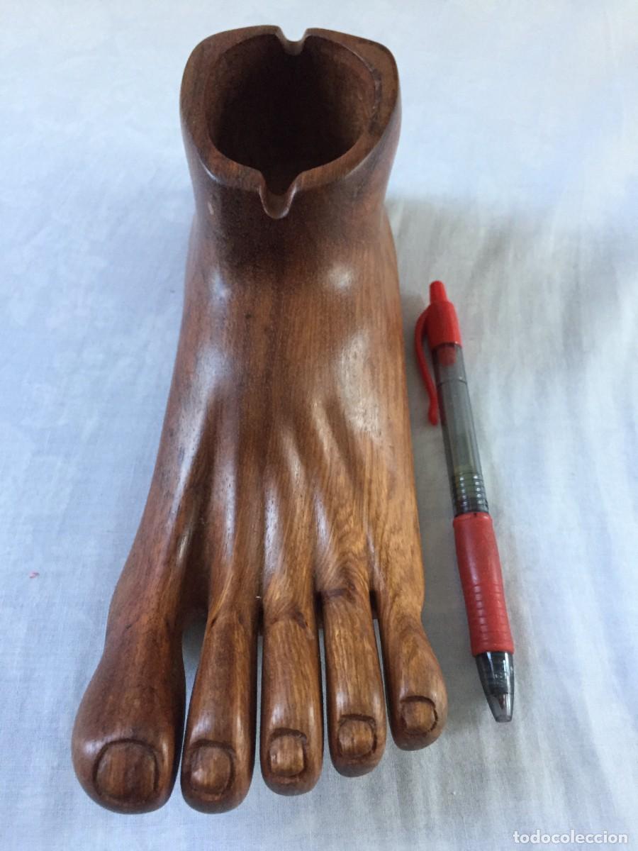 Vintage: Antiguo y bonito cenicero / pisapapeles de madera tallado con forma de pie izquierdo muy decorativo