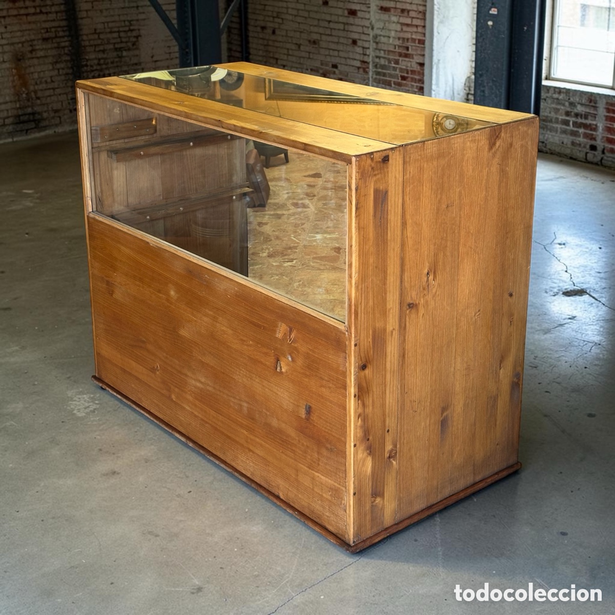Vintage: Mostrador vitrina de madera de pino. Baldas extra&iacute;bles